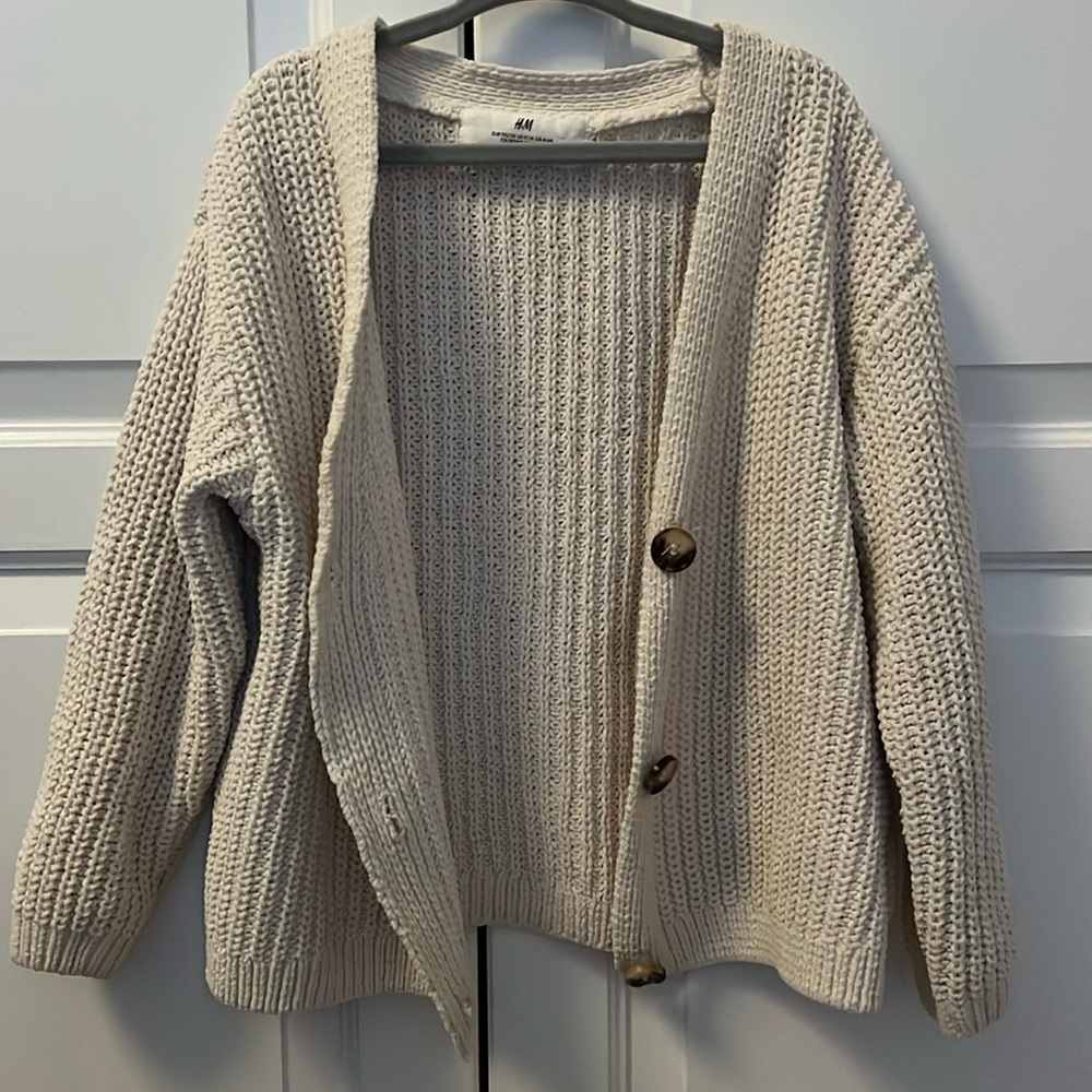 Girls H&M cream sweater with tortoise shell buttons